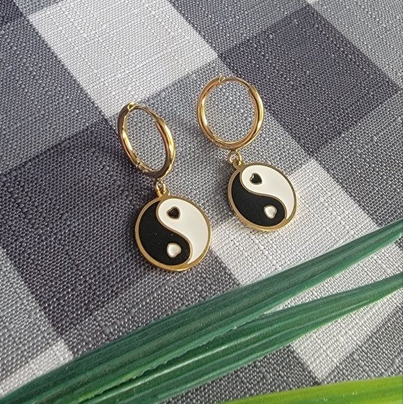 New! Yin Yang Earrings Small hoop YingYang black / white dangle loop Wom… - Picture 4 of 4